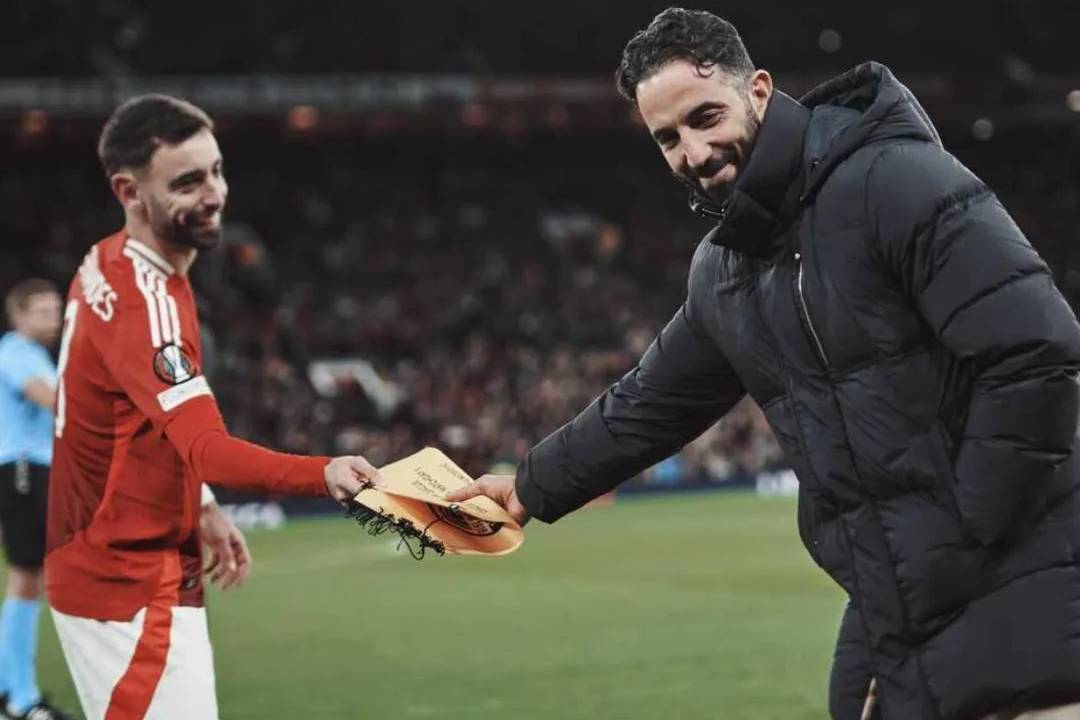 阿莫林要求曼联挽留B费理由揭秘！推行343需其支持，但面临战术困局