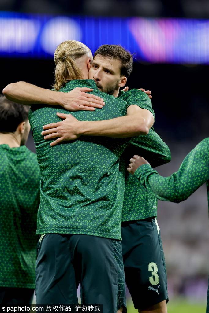 维尼修斯与哈维·阿隆索的“熊抱”：皇马内部矛盾的微妙信号